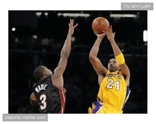 科比多次单打拉开得分差异引领球队关键时刻爆发