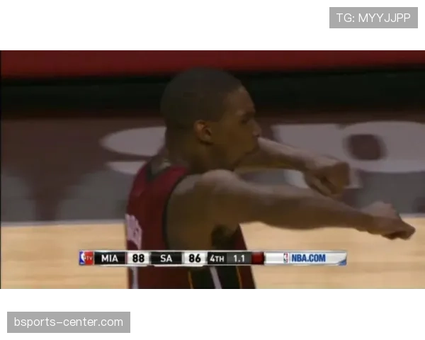 克里斯·波什挡拆拉开空间，提升热火内线多元进攻效率