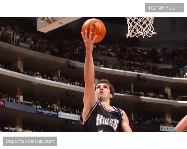 斯托贾科维奇通过精准三分拉开空间，助力球队进攻高效提升